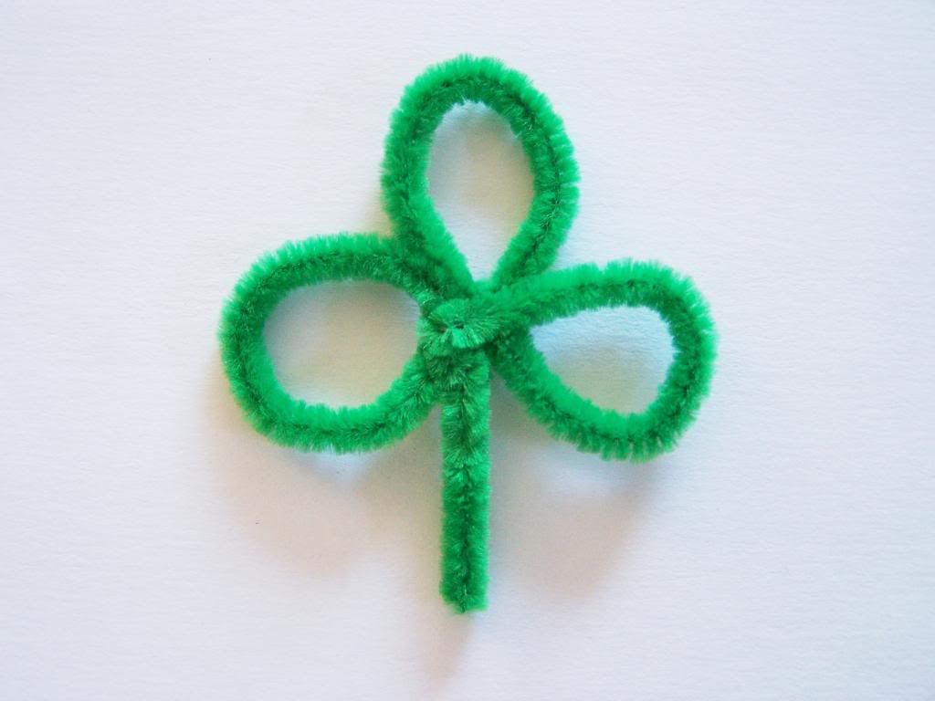 madebyjoey St. Patrick's Day crafting 1 pipe cleaner clover leaf